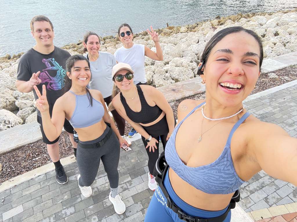 Grupo de entrenamiento al aire libre junto a la bahía con Arianna León