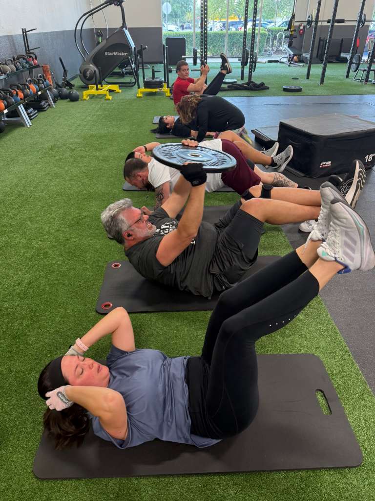 Clase de core sobre colchonetas durante un entrenamiento AriFlexness