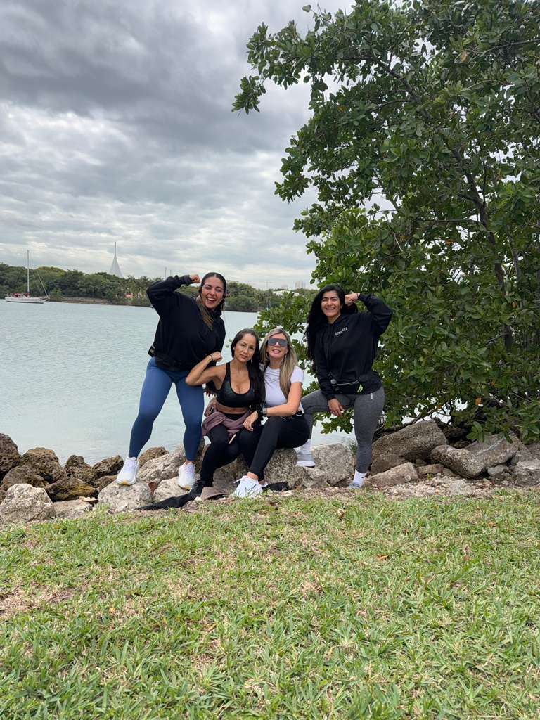 Mujeres entrenando al aire libre en Miami con AriFlexness